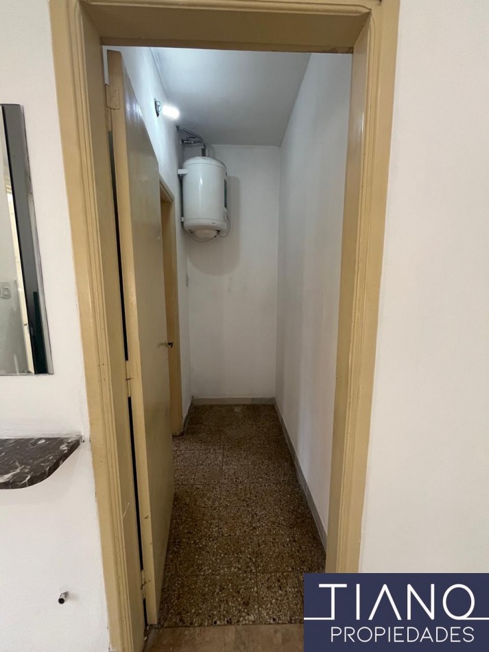LOCAL EN ALQUILER EN ESQUINA - USO PROFESIONAL/COMERCIAL