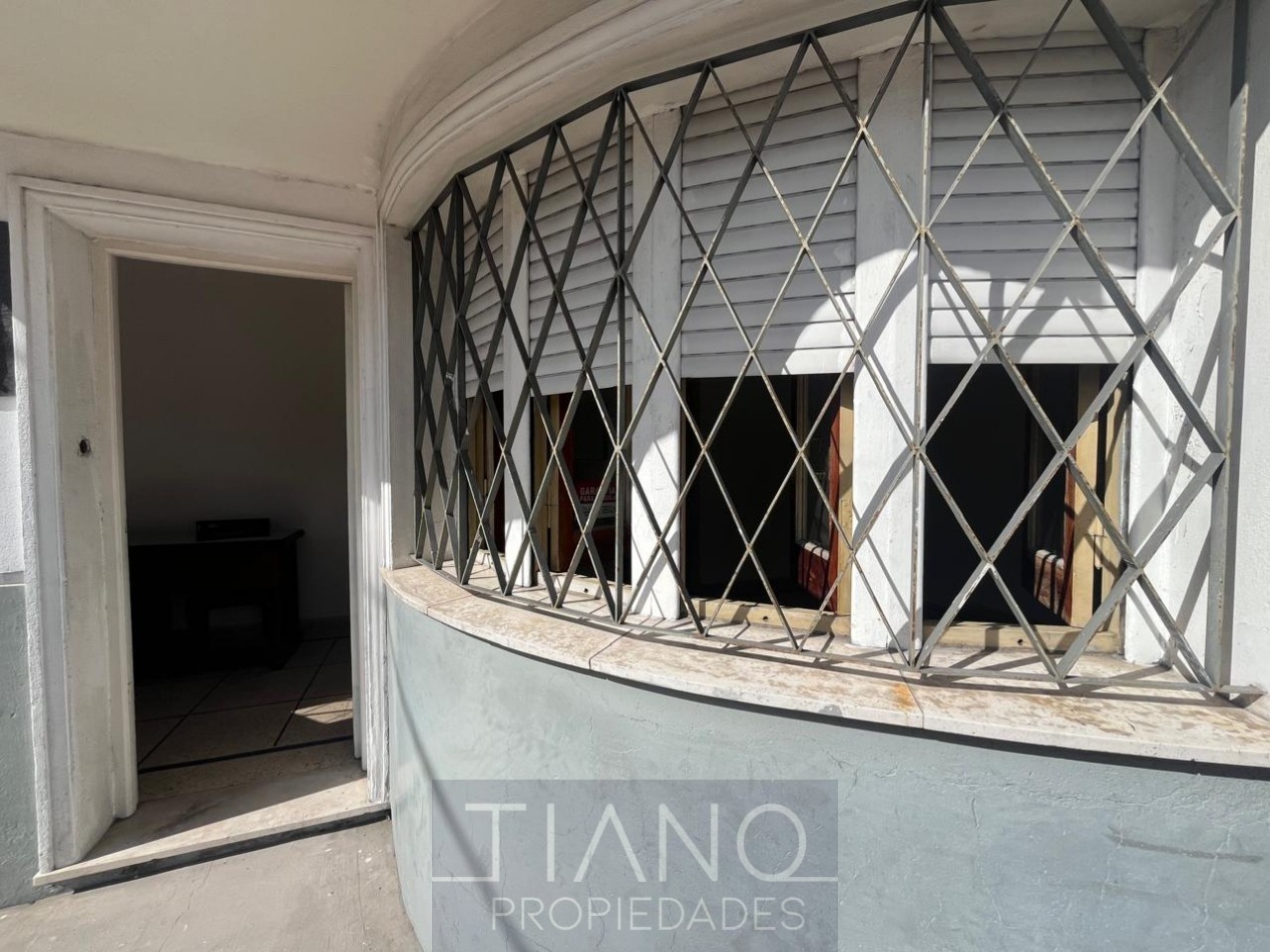 LOCAL EN ALQUILER EN ESQUINA - USO PROFESIONAL/COMERCIAL