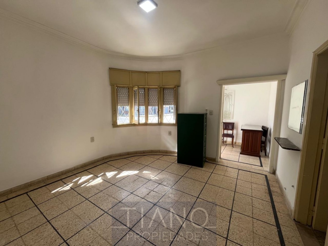 LOCAL EN ALQUILER EN ESQUINA - USO PROFESIONAL/COMERCIAL