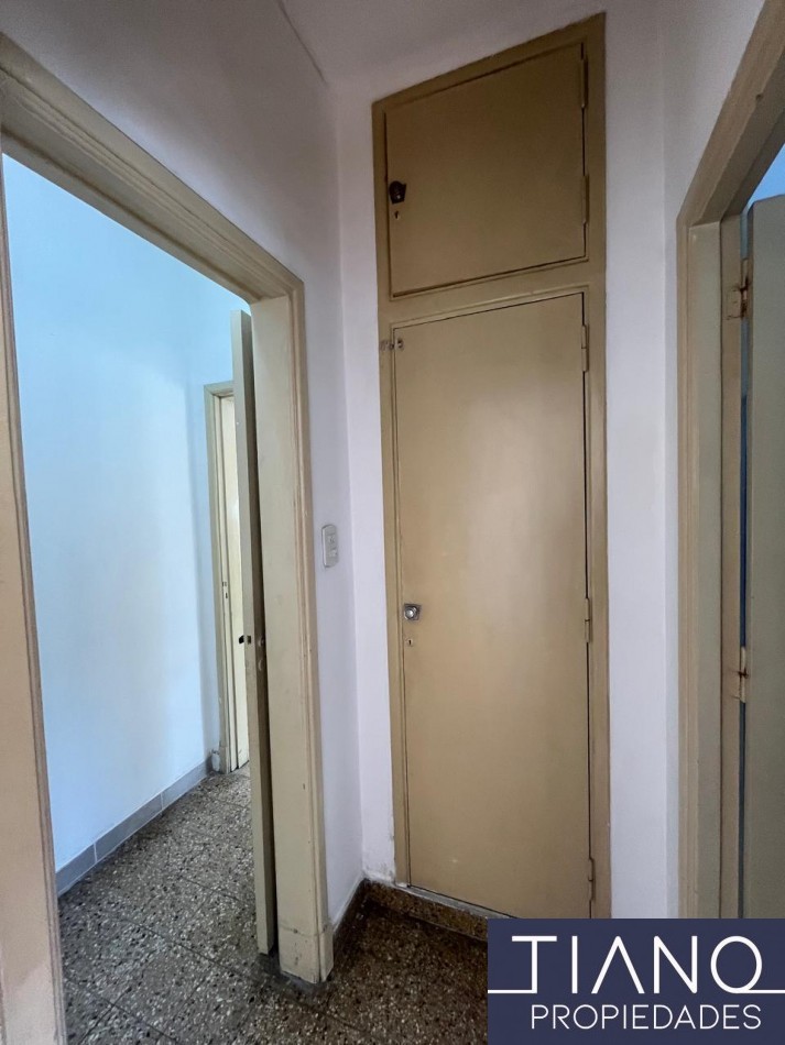 LOCAL EN ALQUILER EN ESQUINA - USO PROFESIONAL/COMERCIAL