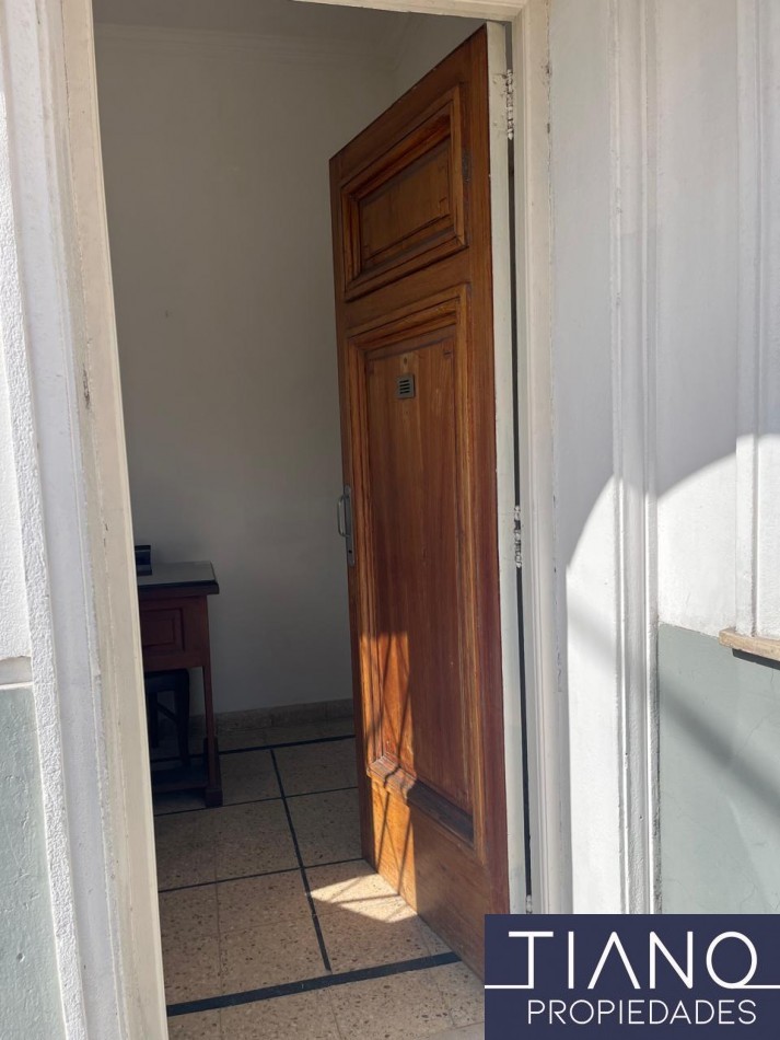 LOCAL EN ALQUILER EN ESQUINA - USO PROFESIONAL/COMERCIAL