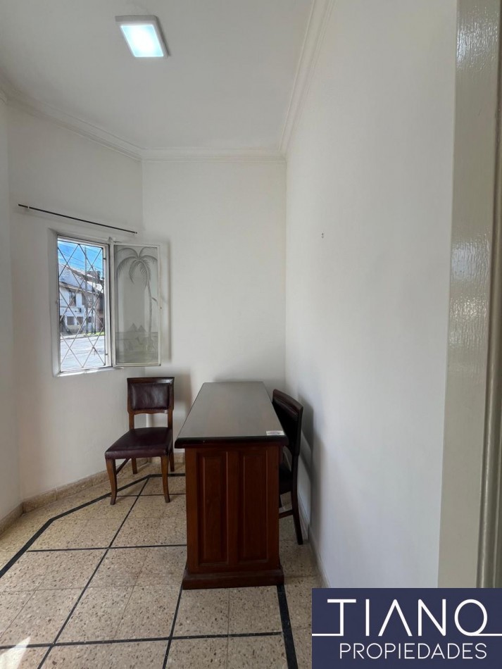 LOCAL EN ALQUILER EN ESQUINA - USO PROFESIONAL/COMERCIAL