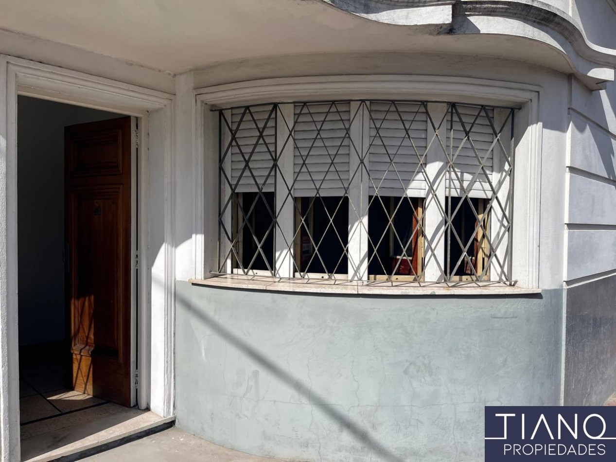 LOCAL EN ALQUILER EN ESQUINA - USO PROFESIONAL/COMERCIAL