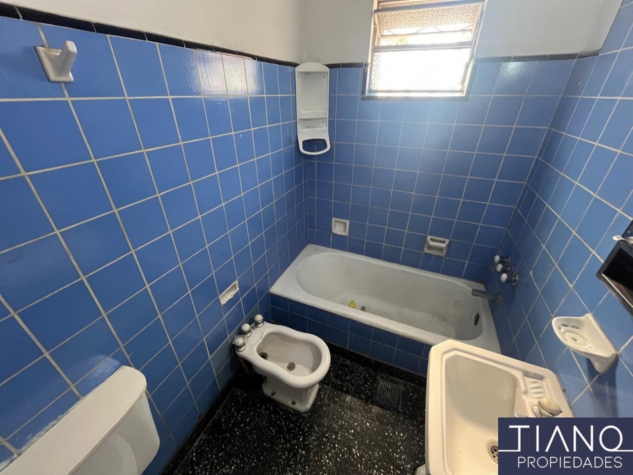 LOCAL EN ALQUILER EN ESQUINA - USO PROFESIONAL/COMERCIAL